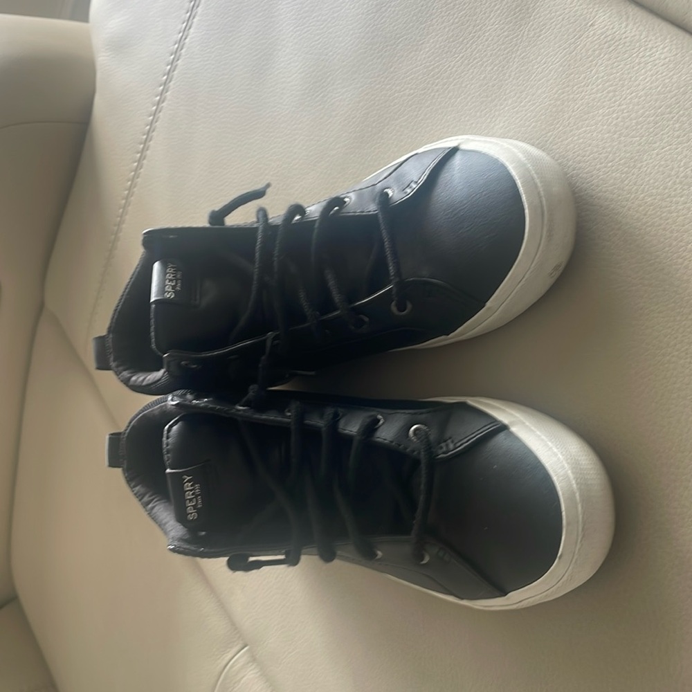 SPERRY MEMORY FOAM SHOES SIZE 8 runs slightly small. Only worn 3 times.